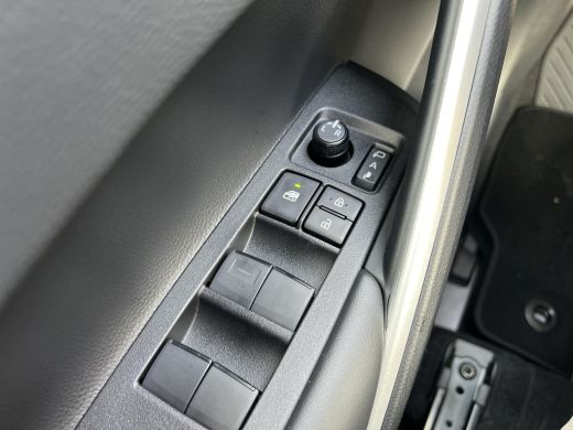 Toyota Corolla Cross Hybrid 140 Style **NAVIGATIE/ STUUR- EN STOELVERWARMING/ DODEHOEKDETECTIE/ PANORAMADAK** ActivLease financial lease