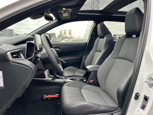 Toyota Corolla Cross Hybrid 140 Style **NAVIGATIE/ STUUR- EN STOELVERWARMING/ DODEHOEKDETECTIE/ PANORAMADAK** ActivLease financial lease