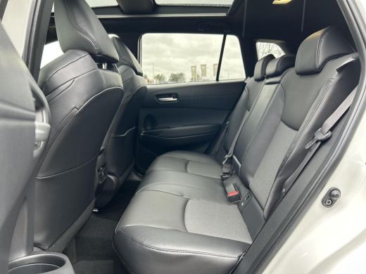 Toyota Corolla Cross Hybrid 140 Style **NAVIGATIE/ STUUR- EN STOELVERWARMING/ DODEHOEKDETECTIE/ PANORAMADAK** ActivLease financial lease
