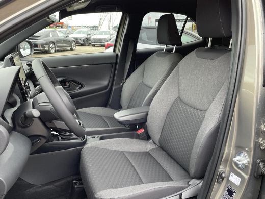 Toyota Yaris Cross 1.5 Hybrid 115 First Edition **NAVIGATIE/ STUUR- EN STOELVERWARMING/ DODEHOEKDETECTIE/ 36 MAANDEN... ActivLease financial lease
