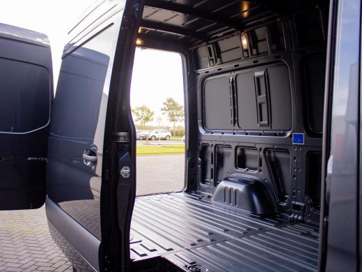 Mercedes Sprinter 319 1.9 CDI L2H2 RWD 3.500 kg trekgewicht, Distronic, LED koplampen, lichtmetalen velgen, geveerd... ActivLease financial lease