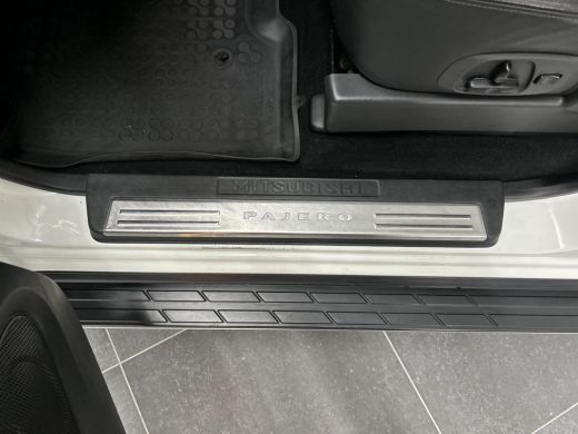 Mitsubishi Pajero 3.2 DI-D Automaat Mitsubishi Pajero 3.2 DI-D B-stijl ActivLease financial lease