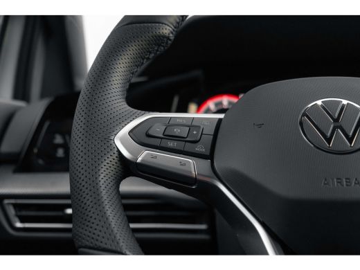 Volkswagen Golf 1.5 eTSI R-Line Edition l 360 Camera l Verlicht VW Logo voor l Stoel en Stuurverwarming l Sportst... ActivLease financial lease