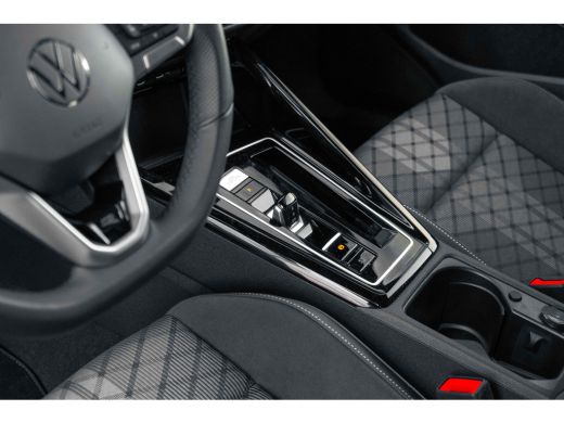 Volkswagen Golf 1.5 eTSI R-Line Edition l 360 Camera l Verlicht VW Logo voor l Stoel en Stuurverwarming l Sportst... ActivLease financial lease