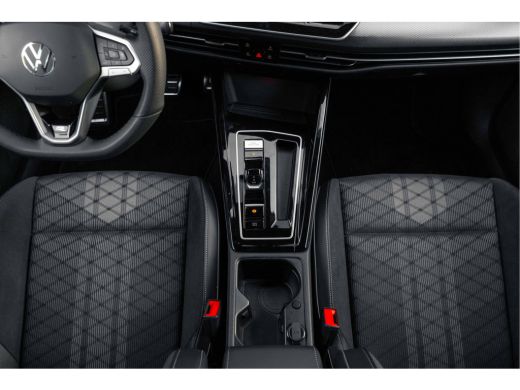 Volkswagen Golf 1.5 eTSI R-Line Edition l 360 Camera l Verlicht VW Logo voor l Stoel en Stuurverwarming l Sportst... ActivLease financial lease