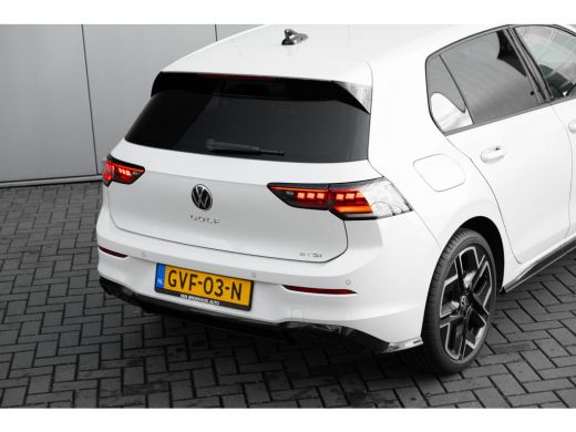 Volkswagen Golf 1.5 eTSI R-Line Edition l 360 Camera l Verlicht VW Logo voor l Stoel en Stuurverwarming l Sportst... ActivLease financial lease
