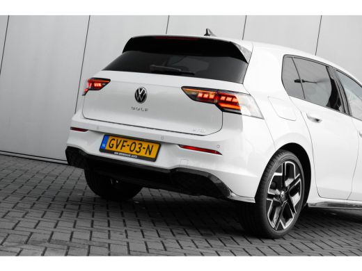 Volkswagen Golf 1.5 eTSI R-Line Edition l 360 Camera l Verlicht VW Logo voor l Stoel en Stuurverwarming l Sportst... ActivLease financial lease