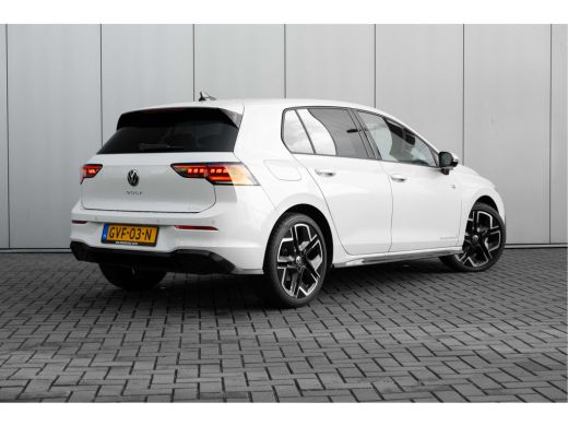 Volkswagen Golf 1.5 eTSI R-Line Edition l 360 Camera l Verlicht VW Logo voor l Stoel en Stuurverwarming l Sportst... ActivLease financial lease