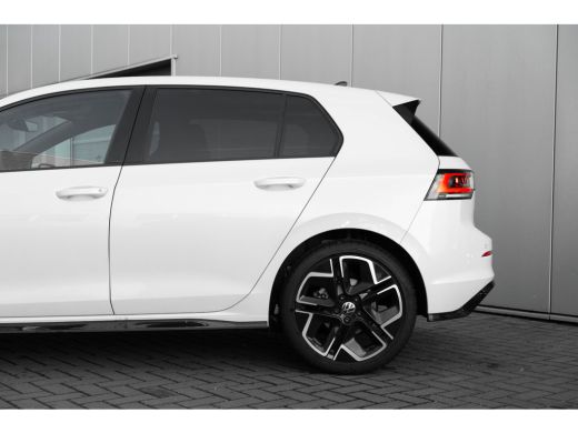 Volkswagen Golf 1.5 eTSI R-Line Edition l 360 Camera l Verlicht VW Logo voor l Stoel en Stuurverwarming l Sportst... ActivLease financial lease