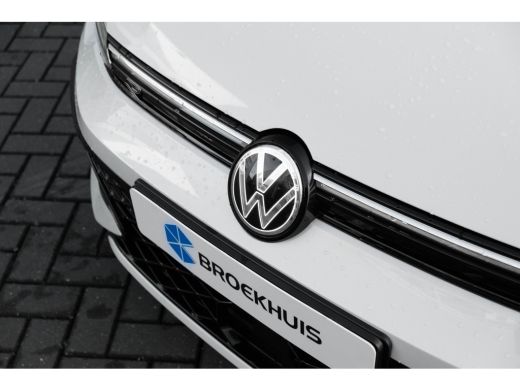 Volkswagen Golf 1.5 eTSI R-Line Edition l 360 Camera l Verlicht VW Logo voor l Stoel en Stuurverwarming l Sportst... ActivLease financial lease