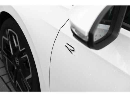 Volkswagen Golf 1.5 eTSI R-Line Edition l 360 Camera l Verlicht VW Logo voor l Stoel en Stuurverwarming l Sportst... ActivLease financial lease