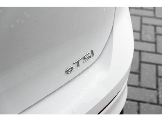Volkswagen Golf 1.5 eTSI R-Line Edition l 360 Camera l Verlicht VW Logo voor l Stoel en Stuurverwarming l Sportst... ActivLease financial lease