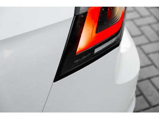 Volkswagen Golf 1.5 eTSI R-Line Edition l 360 Camera l Verlicht VW Logo voor l Stoel en Stuurverwarming l Sportst... ActivLease financial lease