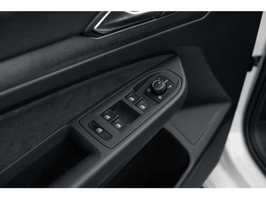 Volkswagen Golf 1.5 eTSI R-Line Edition l 360 Camera l Verlicht VW Logo voor l Stoel en Stuurverwarming l Sportst... ActivLease financial lease