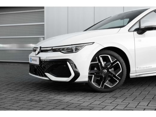 Volkswagen Golf 1.5 eTSI R-Line Edition l 360 Camera l Verlicht VW Logo voor l Stoel en Stuurverwarming l Sportst... ActivLease financial lease