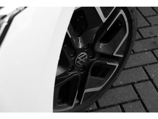Volkswagen Golf 1.5 eTSI R-Line Edition l 360 Camera l Verlicht VW Logo voor l Stoel en Stuurverwarming l Sportst... ActivLease financial lease