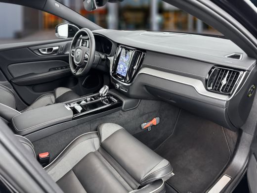 Volvo  S60 T6 Recharge AWD Ultimate Dark | 19" | Sportstoelen | Panoramadak | Head-up | Harman Kardon | Elek... ActivLease financial lease