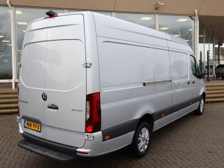Mercedes Sprinter 319 3.0 CDI V6 190 PK AUT. L3H2 + DISTRONIC / LED / 360 CAMERA / BREEDBEELD MBUX