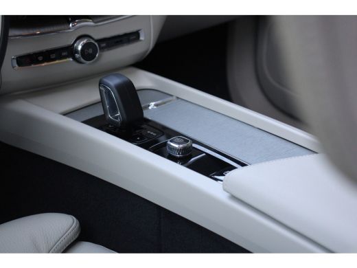 Volvo  XC60 Recharge T6 AWD 350pk Plus Bright | Adaptive Cruise | BLIS | Schuifdak | Memory Seats | 360 Camera ActivLease financial lease