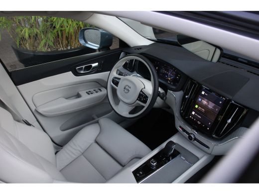 Volvo  XC60 Recharge T6 AWD 350pk Plus Bright | Adaptive Cruise | BLIS | Schuifdak | Memory Seats | 360 Camera ActivLease financial lease