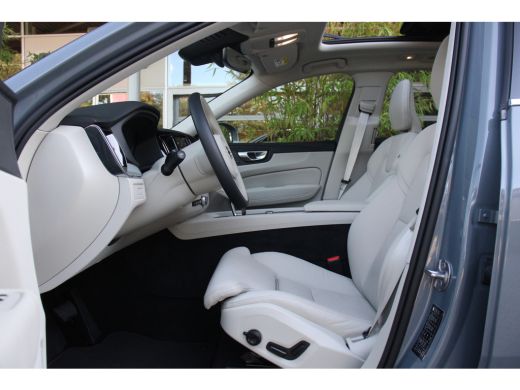 Volvo  XC60 Recharge T6 AWD 350pk Plus Bright | Adaptive Cruise | BLIS | Schuifdak | Memory Seats | 360 Camera ActivLease financial lease