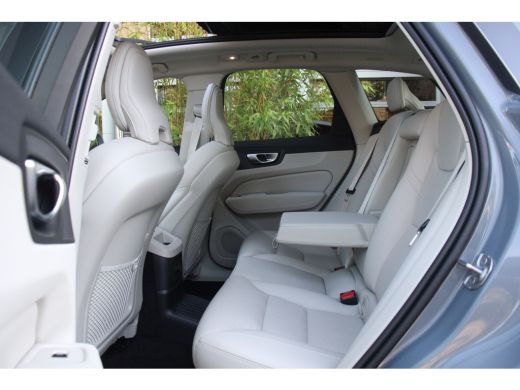 Volvo  XC60 Recharge T6 AWD 350pk Plus Bright | Adaptive Cruise | BLIS | Schuifdak | Memory Seats | 360 Camera ActivLease financial lease