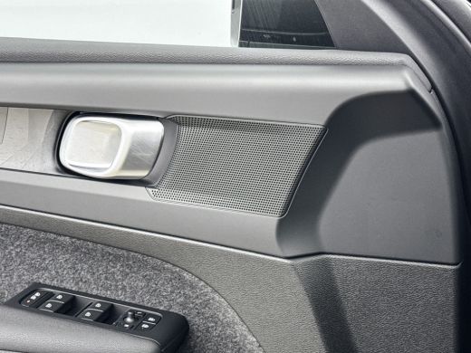 Volvo  C40 Single Motor Extended Range Plus | Panoramadak | Trekhaak | Adaptieve cruise | BLIS | Stoel/stuur... ActivLease financial lease