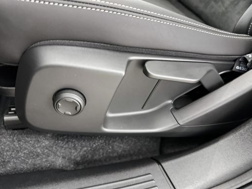 Volvo  C40 Single Motor Extended Range Plus | Panoramadak | Trekhaak | Adaptieve cruise | BLIS | Stoel/stuur... ActivLease financial lease