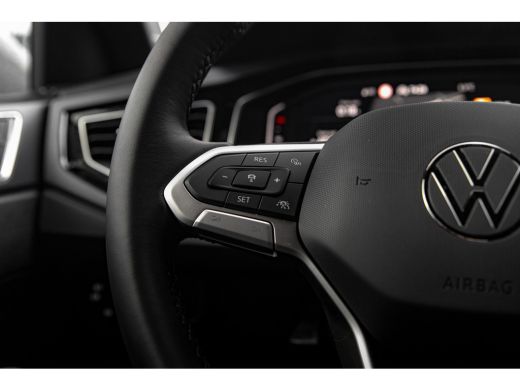 Volkswagen Polo Volkswagen R-Line Business Inclusief €2000,- inruilvoordeel + €1000,- korting | 'App-Connect' dra... ActivLease financial lease