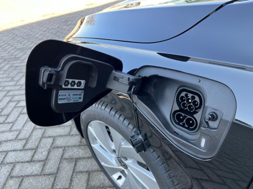 Volkswagen Golf Volkswagen Life Edition eHybrid | 'App-Connect' draadloze smartphone integratie | Achterbank in o... ActivLease financial lease