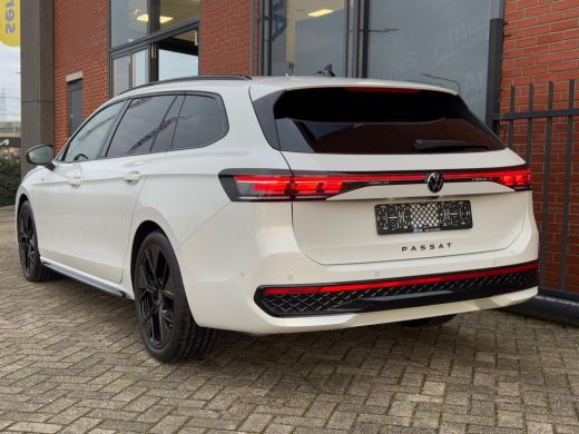 Volkswagen Passat Variant 1.5 eTSI 150pk DSG R-Line Edition | Panoramadak | Harman Kardon Audio ActivLease financial lease