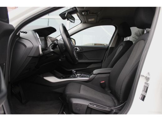 BMW 1-serie 118i F40 Executive Edition | Automaat | 1e eigenaar | NL auto | BTW auto | LED | Carplay | DAB | Sportstuur | Stoelverwarming | ➡️ ActivLease financial lease