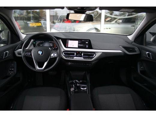 BMW 1-serie 118i F40 Executive Edition | Automaat | 1e eigenaar | NL auto | BTW auto | LED | Carplay | DAB | Sportstuur | Stoelverwarming | ➡️ ActivLease financial lease