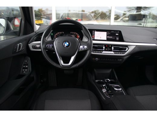 BMW 1-serie 118i F40 Executive Edition | Automaat | 1e eigenaar | NL auto | BTW auto | LED | Carplay | DAB | Sportstuur | Stoelverwarming | ➡️ ActivLease financial lease