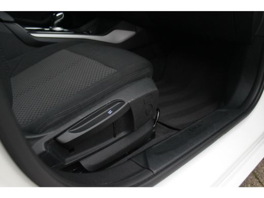 BMW 1-serie 118i F40 Executive Edition | Automaat | 1e eigenaar | NL auto | BTW auto | LED | Carplay | DAB | Sportstuur | Stoelverwarming | ➡️ ActivLease financial lease