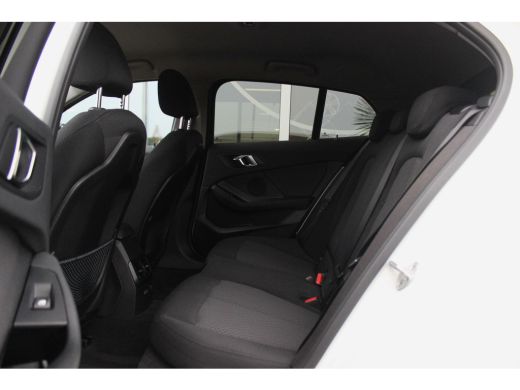 BMW 1-serie 118i F40 Executive Edition | Automaat | 1e eigenaar | NL auto | BTW auto | LED | Carplay | DAB | Sportstuur | Stoelverwarming | ➡️ ActivLease financial lease