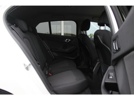 BMW 1-serie 118i F40 Executive Edition | Automaat | 1e eigenaar | NL auto | BTW auto | LED | Carplay | DAB | Sportstuur | Stoelverwarming | ➡️ ActivLease financial lease