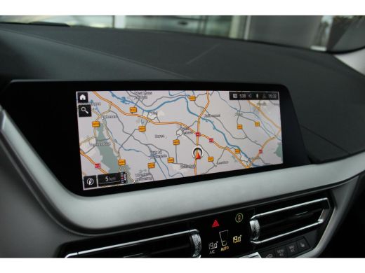 BMW 1-serie 118i F40 Executive Edition | Automaat | 1e eigenaar | NL auto | BTW auto | LED | Carplay | DAB | Sportstuur | Stoelverwarming | ➡️ ActivLease financial lease