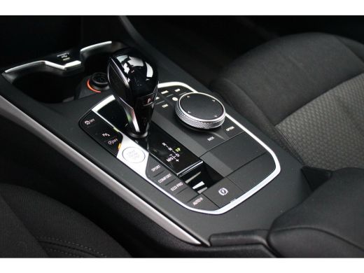 BMW 1-serie 118i F40 Executive Edition | Automaat | 1e eigenaar | NL auto | BTW auto | LED | Carplay | DAB | Sportstuur | Stoelverwarming | ➡️ ActivLease financial lease