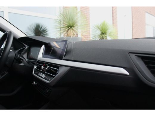 BMW 1-serie 118i F40 Executive Edition | Automaat | 1e eigenaar | NL auto | BTW auto | LED | Carplay | DAB | Sportstuur | Stoelverwarming | ➡️ ActivLease financial lease