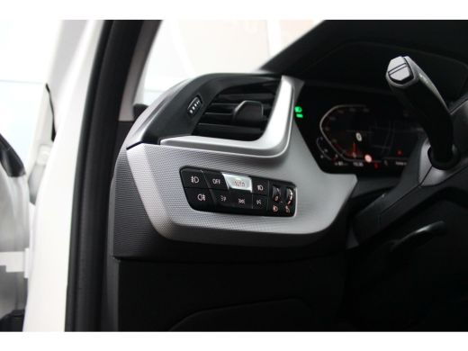 BMW 1-serie 118i F40 Executive Edition | Automaat | 1e eigenaar | NL auto | BTW auto | LED | Carplay | DAB | Sportstuur | Stoelverwarming | ➡️ ActivLease financial lease