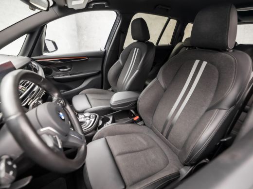 BMW 2 Serie Gran Tourer 218i M Sport Automaat (GROOT NAVI, M PAKKET, HEAD-UP DISPLAY, LEDER, SFEERVERLICHTING... ActivLease financial lease