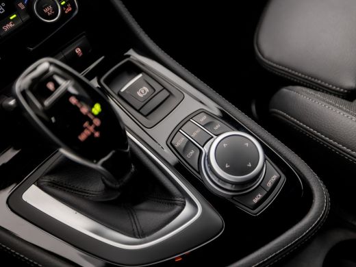 BMW 2 Serie Gran Tourer 218i M Sport Automaat (GROOT NAVI, M PAKKET, HEAD-UP DISPLAY, LEDER, SFEERVERLICHTING... ActivLease financial lease