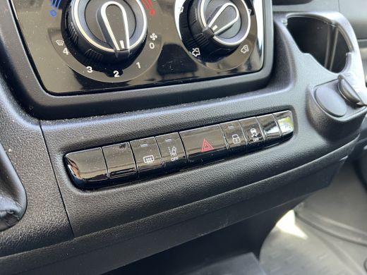 Peugeot Boxer 2.2 BlueHDi 120 S&S L2H1 3.0t |Laadruimte bekleed | Trekhaak | LED Laadruimte verlichting | | Air... ActivLease financial lease