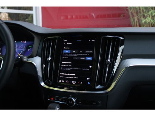 Volvo  V60 2.0 T6 Recharge AWD Plus Dark | Stuur/stoelverwarming | Adaptieve Cruise met Stuurhulp | Memory S... ActivLease financial lease