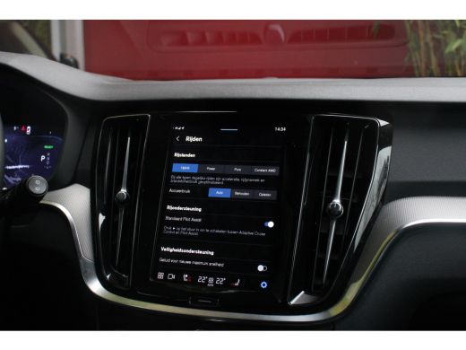 Volvo  V60 2.0 T6 Plug-in hybrid AWD Plus Dark | Stuur- en stoelverwarming | Pilot Assist | Memory Seats | A... ActivLease financial lease
