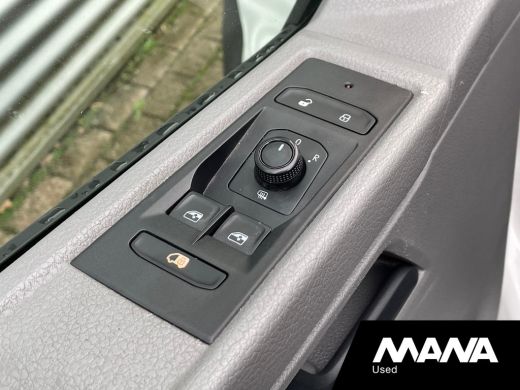 Volkswagen Transporter 2.0 TDI L2H1 28 110PK Sensoren Airco Navi Cruise Car-Play ActivLease financial lease