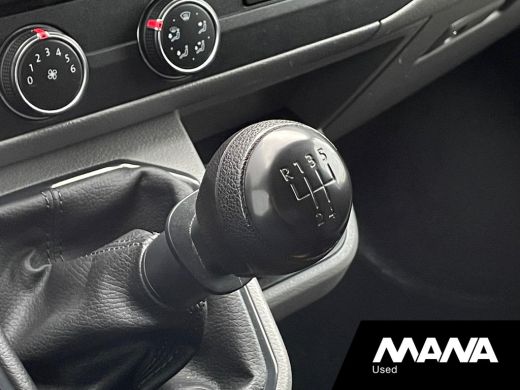 Volkswagen Transporter 2.0 TDI L2H1 28 110PK Sensoren Airco Navi Cruise Car-Play ActivLease financial lease