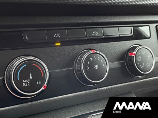 Volkswagen Transporter 2.0 TDI L2H1 28 110PK Sensoren Airco Navi Cruise Car-Play ActivLease financial lease