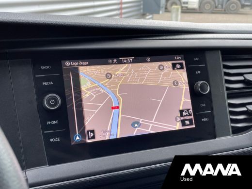 Volkswagen Transporter 2.0 TDI L2H1 28 110PK Sensoren Airco Navi Cruise Car-Play ActivLease financial lease